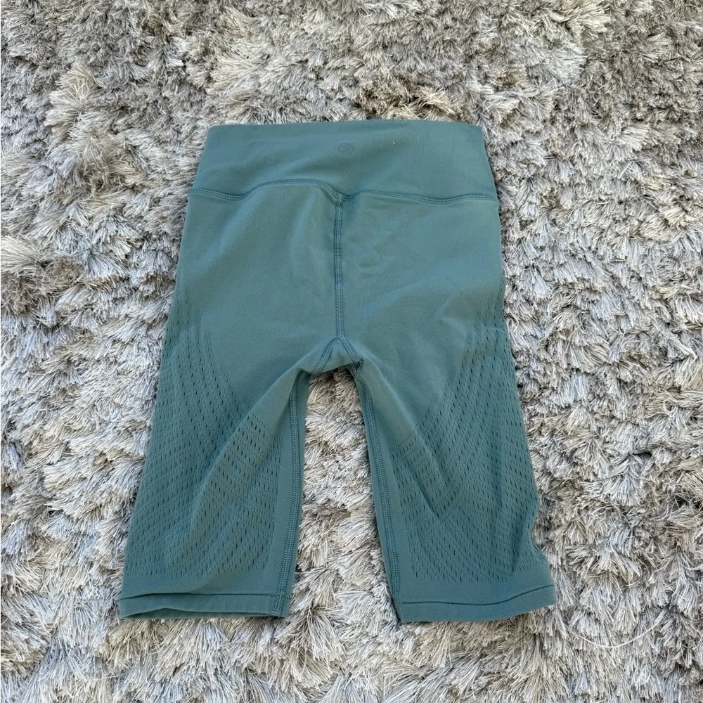 Lululemon Reveal Short Digital Rain Size 4